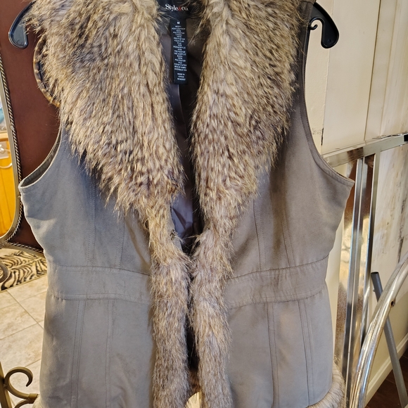 Women's Gray Faux Fur Vest - Picture 6 of 9